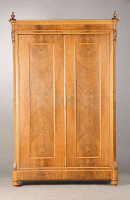 Gründerzeit-Schrank, deutsch, 1880/90, Nussbaumfurnier auf Weichholzkorpus, Furnier in den Türfüllung vielfach gespiegelt verlegt, 2-türig, Ecken ...