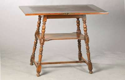 Kleiner Spieltisch, deutsch, um 1890, Nussbaum massiv, aufklappbar, im Korpus lassen sich Spielfiguren /-karten verbergen, ca. 76x47(94)x63 cm