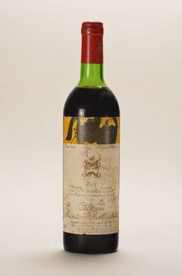 1 Flasche 1974 Chateau Mouton Rothschild, Pauillac, Premier Cru Classe, Künstleretikett:Robert Motherwell (1915-1991), ca. 73 cl, Füllstand: upper ...