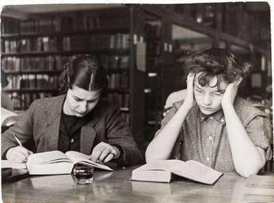 Alfred Eisenstaedt, 1898-1995, College Girls Studying, 1941, Vintage Silbergelatine-Abzug,verso Künstlerstempel, Beschreibung und Hrsg.-Stempel, ...