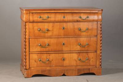 Spätbiedermeierkommode, süddeutsch, um 1840, Kirschbaum auf Weichholzkorpus, 4-schübig, orig. Schlösser u. Beschläge, geschweifte Sockelzarge, ...