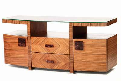 Lowboard, Italien, neuzeitlich, Korpus Holz, ausgesuchtes Palisanderfurnier z.T. gespiegelt verlegt, 2-türig, mittig 2 Schubladen, dekorative Griffe ...