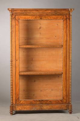 Spätbiedermeiervitrine, süddeutsch, Österreich, um 1835/40, 1-türig, Nussbaum auf Weichholzkorpus, 3-seitig verglast, Innen 2 Einlegeböden, ...