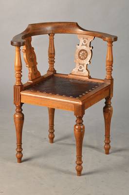 Eckstuhl, deutsch, um 1880/90, Nussbaum massiv, geprägte Leder-Sitzfläche, mit Gebr.- Sp., gedrechselte Partien, H. ca. 80 cm, Sh. ca. 46 cm
