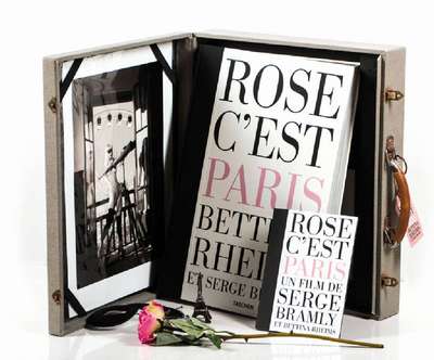 Bettina Rheims & Serge Bramly, Rose, c'est Paris, nostalgischer Koffer beinhaltet eine Rose, eine Maske, eine Statuette des Eiffelturms, ein ...