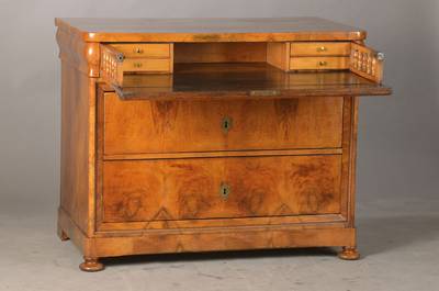 Biedermeier-Schreibkommode, südwestdeutsch, wohl Baden oder Rheinhessen, um 1830/35, Nussbaumfurnier gespiegelt verlegt auf Weichholzkorpus, ...