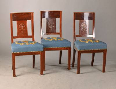3 Stühle des Directoir, Frankreich, um 1795/1799, Mahagoni massiv, schwere Qualität, Rückenlehne leicht in sich gewölbt, Rückenbrett mit ...