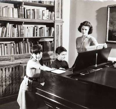 André Kertész, 1894-1985, Konvolut aus 2 Vintage Silbergelatine-Abzügen, Portrait einerFamilie und Porträt von 3 Kindern, verso Stempel des ...