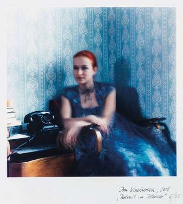 Ira Vinokurova, geb. 1975 Kaliningrad, Portrait im Interieur, 2004, C-Print auf Barytpapier, sign., num. 6/25, Motiv 21x21 cm,Blattgr. 24x30 cm