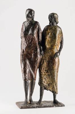 Martin Schöneich, geb. 1955 Grünstadt, zwei Frauen im Kleid, Bronzeskulptur, sign., dat. 84, zweifarbige Patina, H. ca. 49cm