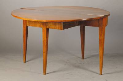 Halbrund-Tisch, Spieltisch, deutsch, um 1820, Nussbaum furniert u. massiv, Zarge querfurniert, konische Vierkantbeine, Reste alten Wurmbefalls, ca. ...