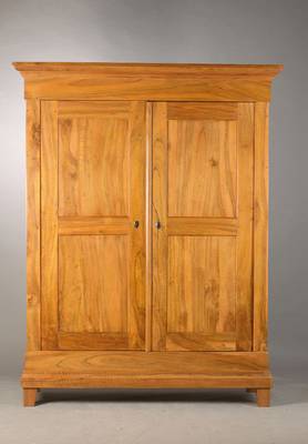 Biedermeierschrank, südwestdeutsch, wohl Baden, 1830, Nussbaum massiv, 8-Kassetter, 2-türig, schlichte, durch das Holzbild überzeugende ...