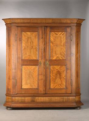 Barockschrank, wohl Franken / süddeutsch, um 1740, Eichekorpus, Nussbaumtürfüllungen mit Faltsternintarsien, Sockelwulst u. Giebelhohlkehle in ...