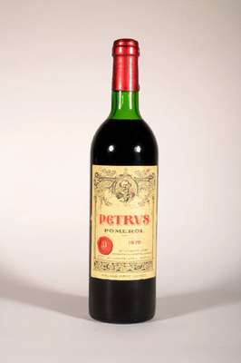 1 Flasche 1975 Petrus, Pomerol, ca. 73 cl, Füllstand: ca. top shoulder, unverkostet, sehrguter Erhaltungszustand, Kapselwachs an einer Stelle unten ...
