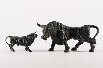 Miguel Moreno, Toros, 2 Bronzeskulpturen, sign., 9x17 cm und 4x9 cm, inkl. Zertifikat aus dem Estudio de Arte Moreno Granada