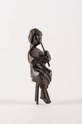 Wilhelm Pfeiffer, 1918-1991, Mädchen mit Flöte, Bronzeskulptur, sign., num. 106/199, H. 10,5 cm