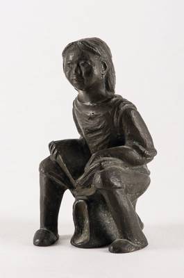 unbekannter Künstler, hockendes Mädchen, Bronzeskulptur, unleserlich sign., H. 14,5 cm