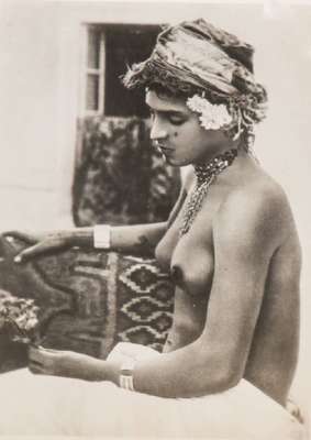 Rudolf Lehnert & Ernst Landrock, Bedouin Woman, Konvolut aus zwei Vintage Silbergelatine-Abzügen, um 1910, je 7,5x5,5 cm