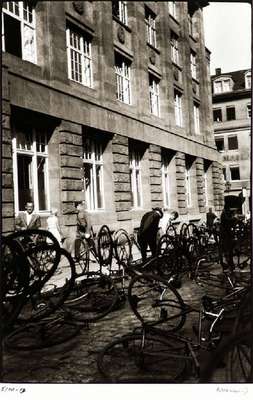 Albert Hennig, 1907-1998, Konvolut aus drei Silbergelatine-Abzügen, Alte Frau, Parkplatz vor dem Arbeitsamt in Leipzig, Badebetrieb an der Seine, um ...