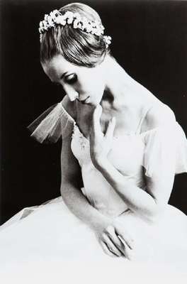 unbekannter Fotograf, Portrait Natalia Makarova, 1971, Vintage Silbergelatine-Abzug, verso Stempel der Ballet Theatre Foundation, Motiv: 24x16,5 cm, ...