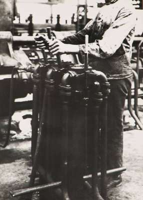 Albert Renger-Patzsch, 1897-1966, Industrie,Steuerventile, 1920, Silbergelatine-Abzug, printed 1950, verso Fotografen-Stempel, Titel, Stempel des ...