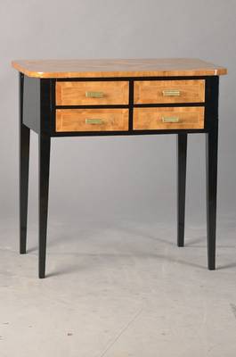 Art-Deco-Tischchen, wohl Frankreich, 1930/40erJahre, Platte in Nussbaum parkettiert, partiell schwarz gefaßt, 4-schübig, wohnfertig, ca. 72x69x45 cm