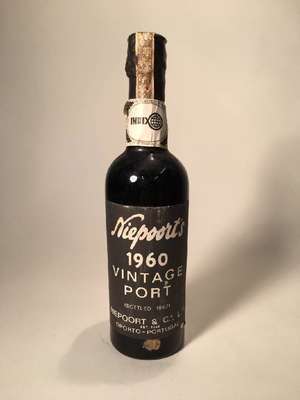 1 Flasche 1960 Niepoort's Vintage Port, ca. 70 cl, unverkostet, Füllstand: ca. into neck, selten im Angebot, Etikett l. beschmutzt, ...