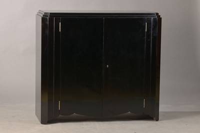 Halbschrank, wohl Frankreich, 1920er Jahre, Mahagoni schwarz gefaßt, 2-türig, Ecken abgekantet, Platte vielfach getreppt, Innen 4 "englische ...