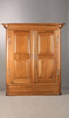 Barockschrank, südwestdeutsch / Pfalz, um 1800, Nussbaum massiv, 2-türig, 8-Kassetter, Kassetten fein ausgearbeitet, profiliert u. getreppt, ...