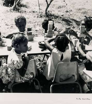 Fritz Henle, 1909-1993, Youngsters in Vista-School, St. Croix,1970, Bromsilbergelatine- Abzug, verso sign., betitelt, Blattgr. 24x20 cm