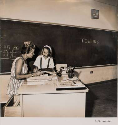 Fritz Henle, 1909-1993, Klassenraum Bromsilbergelatine-Abzug, verso sign., betitelt, Blattgr. 24x20 cm