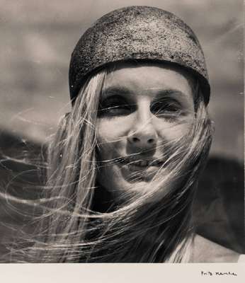 Fritz Henle, 1909-1993, portrait of a girl on the beach, Bromsilbergelatine-Abzug, verso sign., betitelt, Blattgr. 24x20 cm
