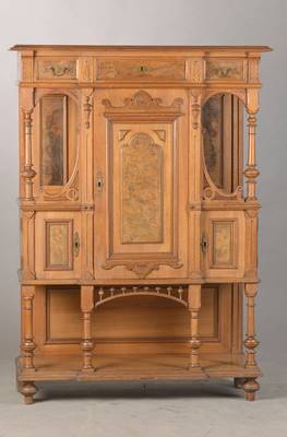 Vertiko / Zierschrank, deutsch, um 1890/1900, Nussbaum, 1-schübig u. 3-türig, 3 Nischen für Kunstgegenstände, flach geschnitzte Vasen-Arabeske u. ...