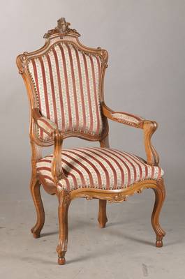 Eleganter Armlehnstuhl sog. Fauteuil Ã  la reine,, im Rokoko-Stil, deutsch, um 1860, Nussbaum massiv, geschnitzt, Rocaillen- u. ...
