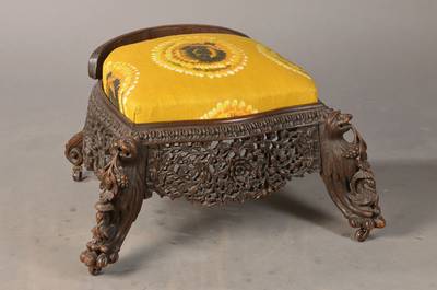Hocker, Syrien, um 1900, Holz reich geschnitzt teils in Durchbrucharbeit, vordere Füße in Tatzenform mit vollplastischen Tierfiguren, ca. ...