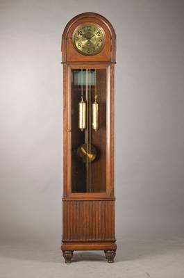 Standuhr mit Viertelstundenschlag, Uhrenmanufaktur Schlenker Grusen in Schwenningen, um 1925, Holzgehäuse mit Perlleistendekor, facett. verglast, ...