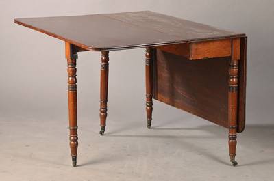 Klapptisch, sog. Pembroke-Table, England, um 1870/80, Mahagoni massiv, auf Rollen, beidseitig aufklappbar, Alters- u. Gebr.-Sch., ca. 72x98x30 cm