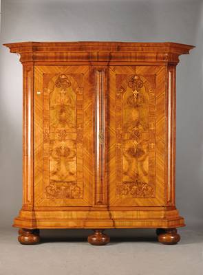 Mächtiger Barockschrank, süddeutsch, wohl Mainz od. Frankfurt, um 1730, Nussbaum u. Wurzelnussfurnier auf Weichholzkorpus, 2-türig, ...