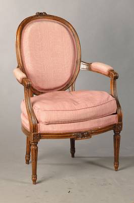 Louis-Seize-Fauteuil, -Sessel, Frankreich, um 1770/80, Nussbaum, fein geschnitzte klassizistische Ornamentik, Sitzfläche mit Kissen, konische ...