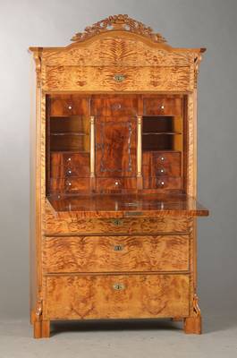 Standsekretär, mitteldeutsch, wohl Thüringen, um 1850/60, Birkefurnier auf Weichholzkorpus, Kopfschub, aufklappbare Schreibplatte mit ...