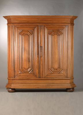 Barockschrank, Südhessen, um 1760/70, Eiche massiv, 2-türig, reich profiliert, Ecken abgeflacht und z.T. wellenprofiliert, Türen je regionstypisch ...