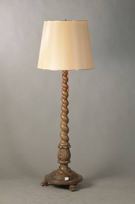 Stehlampe im Historismus-Stil, 20.Jh., Eiche massiv, 2 Brennstellen, Fuß mit Akanthusblattschnitzerei, gedrechselte Säule, Elektrifizierung nicht ...