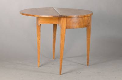 Halbmondtisch / Spieltisch, süddeutsch, um 1815/20, Nussbaum massiv, mit kl. Ausbesserungen, konische Vierkantbeine, als Konsol-oder Spieltisch ...