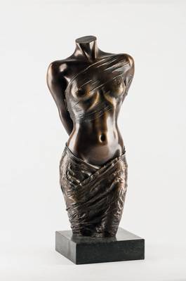 Willi Kissmer, geb. 1951, Halbakt mit zwei Tüchern, 2008, Bronzeskulptur, sign., num. 39/99, H. 54 cm
