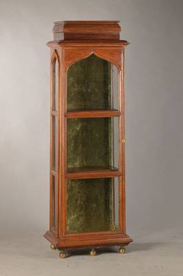 Vitrine Trumeau mit eingebautem kleinem Safe, Rußland um 1870/80, Teakholz massiv, dreiseitig verglast in provenienz typischen Spitzbogen endend, ...