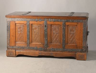 Truhe, unter Verwendung von Teilen des 18.Jh., Eiche massiv, auf Rahmen gearbeitet, Kassetten mit Rosettenschnitzerei aus der Zeit um 1770-1800, ...