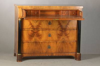 Biedermeier-Schreibkommode, südwestdeutsch, Südbaden, um 1820/30, Nussbaumfurnier auf Weichholzkorpus, z.T. vielfach auf Kreuzfuge verlegt, ...