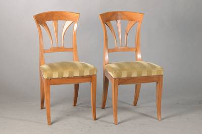 6er Satz Stühle im Biedermeier-Stil, 1.H.20.Jh., Nussbaum massiv, in sich gewölbte Lehne mit Schilfblattversproßung, beidseitig ausgestellte ...
