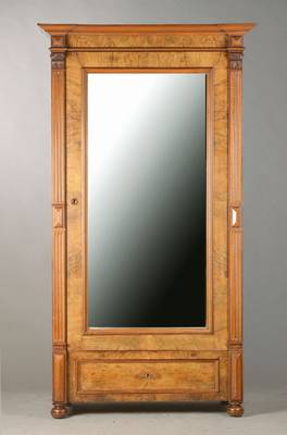 Garderoben-/ Spiegelschrank, deutsch, um 1870/80, Nussbaum- u. Wurzelnussfurnier, 1-türig u. Sockelschub, Türe mit Spiegelblende, wenige Gebr.-Sp., ...