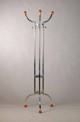 Garderobenständer, wohl Frankreich, um 1955,Aluminium verchromt mit kleinen Buchenholzknaufe, sehr dekorativ, H. ca. 182 cm